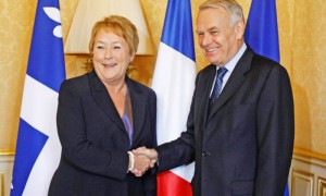 El Primer Ministro Francés Jean Marc Ayrault (derecha), saluda a la Premier de Quebec, Pauline Marois, en su visita oficial a París. Foto Cortesía de AP.