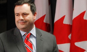 Las directrices del Ministro Kenney podrían prohibir el ingreso de personas que promueven el terrorismo, la violencia y la actividad criminal. Foto Cortesía Canadian Press.