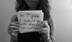 Una imagen del vídeo en el que Amanda Todd muestra una de las pancartas pidiendo ayuda.
