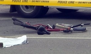 Un ciclista fue declarado muerto tras ser atropellado por un camión de transporte cerca de Airport Road. Foto Cortesía City News.