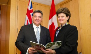 El ministro de Inmigración de Ontario recibe el informe sobre inmigración de parte de Julia Deans, la presidenta del comité de expertos.