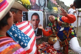 LIMA (PERÚ).- Un grupo de chamanes curanderos realizan un "acto de florecimiento" para enviarle fuerzas al candidato demócrata a las elecciones presidenciales de EE.UU., el mandatario Barack Obama, este lunes 5 de noviembre de 2012, en el Cerro San Cristóbal, en Lima