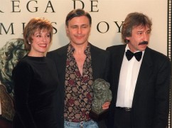 BUENOS AIRES (ARGENTINA).- Fotografía de archivo del 21 de enero de 1994 del cineasta y cantautor argentino Leonardo Favio (c) recibiendo el premio a la mejor película extranjera de habla hispana en la VIII edición de los premios Goya de Cine, por la película argentina "Gatica el mono", en Madrid (España). Junto a él posan los actores españoles María Luisa San José (i) y José Sacristán (d). Leonardo Favio, considerado uno de los más importantes realizadores del cine argentino, falleció a los 74 años este lunes 5 de noviembre de 2012, en un hospital de Buenos Aires, tras un agravamiento de una neumonía.