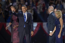 CHICAGO (ESTADOS UNIDOS).- El presidente estadounidense, Barack Obama (2º izq), la primera dama Michelle Obama (izq), el vicepresidente de EEUU, Joen Biden (2º dcha), y su esposa Jill Biden (dcha) celebran en el escenario durante fiesta organizada por el comité de campaña demócrata en el centro de convenciones McCormick Place en Chicago, Illinois (Estados Unidos) la madrugada de este miércoles. El presidente de EEUU, Barack Obama, venció en las elecciones del martes a su contrincante republicano Mitt Romney.