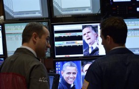 NUEVA YORK (ESTADOS UNIDOS).- Corredores de bolsa participan en la Bolsa de Nueva York, EE.UU. este miércoles 7 de noviembre de 2012. El Dow Jones ha perdido cerca de 300 puntos, según los expertos, debido a la crisi de la Eurozona y a la reelección de Obama como presidente.