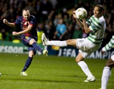 GLASGOW (REINO UNIDO).- El centrocampista del FC Barcelona, Andrés Iniesta (i), chuta a puerta ante Kelvin Wilson, del Celtic, durante el partido del grupo G de la Liga de Campeones disputado este miércoles en el Celtic Park de Glasgow, Reino Unido.