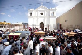 SAN MARCOS (GUATEMALA).- Una multitud asiste este viernes 9 de noviembre de 2012, al funeral de 10 miembros de una misma familia, víctimas del sismo que golpeó a Guatemala, en San Marcos (Guatemala). Las comunidades rurales del noroeste de Guatemala, las más pobres y vulnerables del país y también las más afectadas por el terremoto del miércoles, luchan por volver a la normalidad con la ayuda de miles de socorristas y soldados, y la solidaridad de otros países.