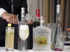 BRUSELAS (BÉLGICA).- Varias marcas de pisco se exhiben este lunes 26 de noviembre de 2012, durante la primera misión comercial itinerante de promoción del pisco en Europa, en Bruselas (Bélgica).