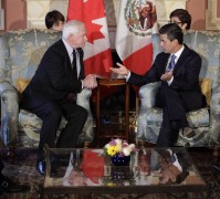 OTTAWA.- El presidente electo de México, Enrique Peña Nieto (d), conversa con el gobernador general de Canadá, David Johnston (i), quien ejerce como jefe de estado en representación de la reina Isabel II de Inglaterra, este miércoles 28 de noviembre 2012, en Ottawa. Peña Nieto, que asumirá el cargo el próximo 1 de diciembre, tiene previsto reunirse con líderes empresariales canadienses y con los presidentes del Senado y la Cámara de los Comunes del Parlamento canadiense y reunirse con el primer ministro canadiense Stephen Harper.