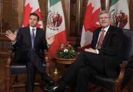 OTTAWA.- El presidente electo de México, Enrique Peña Nieto (i), conversa con el primer ministro canadiense, Stephen Harper (d), este miércoles miércoles 28 de noviembre 2012, durante una reunión en la sede del Parlamento en Ottawa. Peña Nieto, que asumirá el cargo el próximo 1 de diciembre, se reunió con líderes empresariales canadienses y con los presidentes del Senado y la Cámara de los Comunes del Parlamento canadiense.
