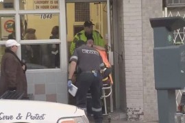 Los paramédicos rescataron a una víctima de apuñalamiento en Gerrard Street, cerca de la avenida Jones. Foto Cortesia CityNews.