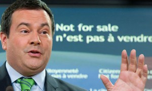 "Durante demasiado tiempo, el generoso sistema de asilo de Canadá ha sido vulnerable a abusos. Bajo el nuevo sistema, los refugiados genuinos que huyen de la persecución recibirán protección más rápidamente", dijo Kenney .