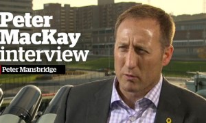 El ministro de Defensa de Canadá Peter MacKay durante una entrevista este sábado con Peter Mansbridge.
