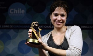 GUADALAJARA (MÉXICO).- La escritora argentina Betina González muestra su galardón este martes 27 de noviembre de 2012, durante la XXVI Feria Internacional del Libro (FIL) de Guadalajara (México). González ganó el VIII Premio Tusquets Editores de Novela por "Las poseídas", que la autora describió como una obra con una atmósfera "opresiva y oscura".