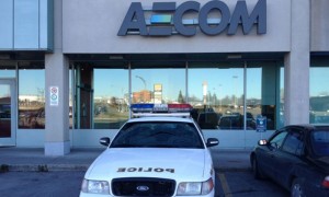 Escuadrones policiales realizan redadas en empresas de Laval.