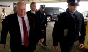 El Alcalde Rob Ford es escoltado por oficiales de la Corte durante un descanso en el caso de difamación por 6 millones de dólares en Toronto.