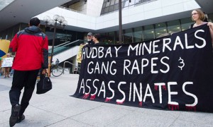 Los manifestantes tomaron las afueras de HudBay Minerals Inc. el pasado mes de junio, durante la reunión general anual en Toronto.