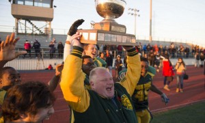El alcalde, alzando el trofeo.