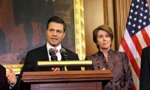 WASHINGTON (DC, EEUU).- El presidente electo de México, Enrique Peña Nieto (i), habla junto a la líder de la minoría demócrata de la Cámara de Representantes de EE.UU., Nancy Pelosi, este, martes 27 de noviembre 2012, durante un encuentro en la Cámara en Washington, DC (EEUU). Peña Nieto se reune este miércoles con el Primer Ministro Harper en Ottawa.