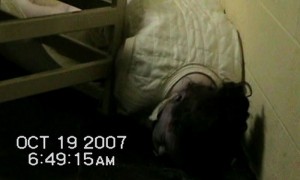 Fotograma del vídeo mostrado en el juicio en el que se ve a Ashley Smith con la cara morada por la falta de oxígeno, minutos antes de fallecer.