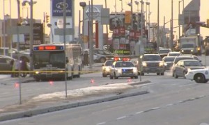 La Policía cerró el paso en una sección de Kennedy Road después de que un peatón fue atropellado por un autobús de TTC. Foto Cortesía CityNews.