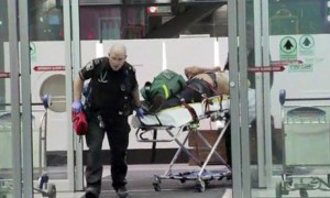 Un hombre fue trasladado al hospital después de recibir una puñalada en Mississauga el 29 de enero de 2013. Foto Cortesía City News.