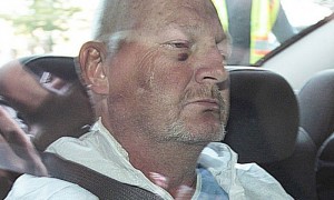 Richard Henry Bain en la parte de atrás del coche policía tras ser detenido.