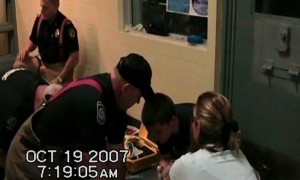 Miembros del Servicio de Emergencia tratan de reanimar a Ashley Smith.