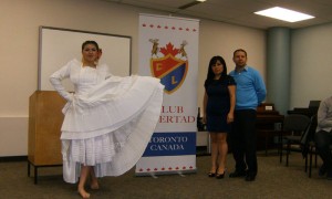 La bailarina Yoseline Bermúdez posa junto a su madre, Diana Valenzuela, y padre, durante el evento.