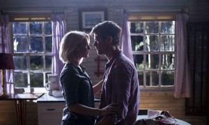 Julianne Hough y Josh Duhamel  en SAFE HAVEN