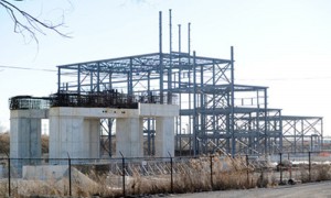 La Alcaldía de Mississauga mantiene extrema vigilancia sobre del terreno en el extremo este, donde se construyó parcialmente una planta Loreland.