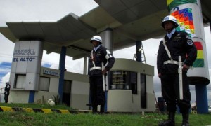Soldados bolivianos custodian el ingreso al aeropuerto internacional de El Alto administrada por Sabsa.