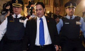 El senador Patrick Brazeau es escoltado fuera del Parlamento el 12 de febrero después de que fue obligado por sus colegas en el Senado a tomar un permiso de ausencia. (Foto cortesía de Toronto Star)