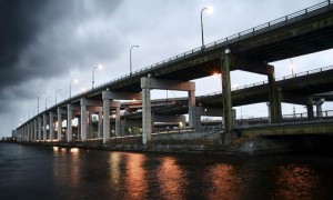 El gobierno dijo que se ocupará de "la necesidad de mejoras en infraestructura viales, rutas rurales y puentes, tránsito suburbano, y una solución al estancamiento que amenaza con paralizar el Área Metropolitana de Toronto y Hamilton".