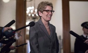 Wynne es también la primera persona abiertamente homosexual al frente de un Gobierno provincial o federal en Canadá.