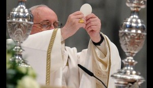 El pontífice aseguró que el lavatorio de los pies "es una caricia de Jesús" y subrayó: "entre nosotros quienes está más alto debe estar al servicio de los otros y eso es lo que hago yo lavando los pies, un deber como obispo y como sacerdote".