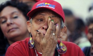 Una mujer llora la muerte del presidente Hugo  Chavez.