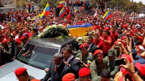 El cortejo fúnebre para Hugo Chávez recorre las calles de Caracas desde el hospital militar hacia la Academia Militar. (Reuters)
