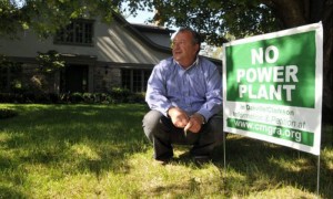 Doug Mackenzie, Presidente de la Asociación de Residentes de Chartwell Maple Grove y residente de Oakville por 29 años, junto a un letrero de protesta de la planta de energía en Oakville.