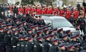 El servicio fue precedido por un desfile policial. El Gobernador de Ontario, Teniente David Onley, fue uno de los 6.000 asistentes, así como el Jefe de la Policía de Toronto, Bill Blair.