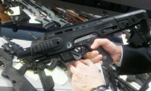La Policía de Peel confirmó que 70 rifles y revólveres fueron incautados, incluyendo una pistola de máquina completamente automática de alta capacidad.