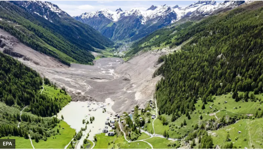 Oszałamiające zdjęcia pokazują, jak szwajcarska wioska została pogrzebana przez osunięcie się lodowca.