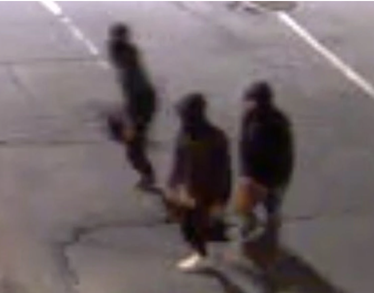 Policja publikuje zdjęcia w poszukiwaniu trzech przestępców oskarżonych o porwanie w North York