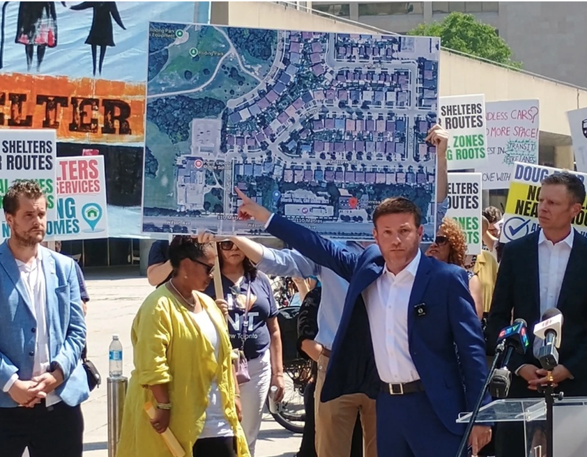 Poseł Roman Baber krytykuje burmistrz Chow za jej „kompletnie szalony” plan budowy schronisk.