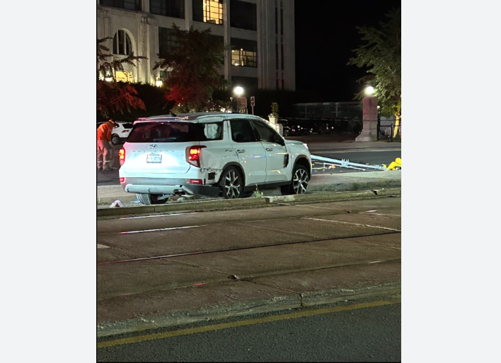 Kobieta aresztowana po przewróceniu skradzionego pickupa na Lake Shore Boulevard West