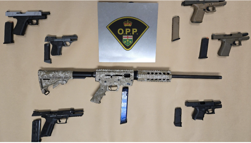 Policja skonfiskowała broń automatyczną w Mississaudze. Oskarżony został zwolniony w ciągu kilku godzin.