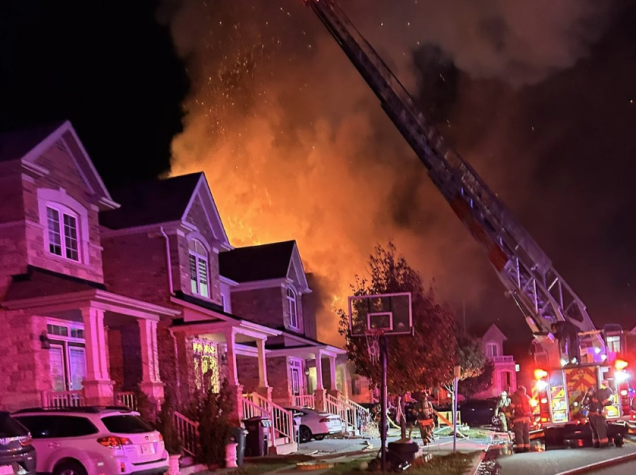 Dwie osoby zginęły, a cztery zostały poważnie ranne w pożarze domu w Brampton.