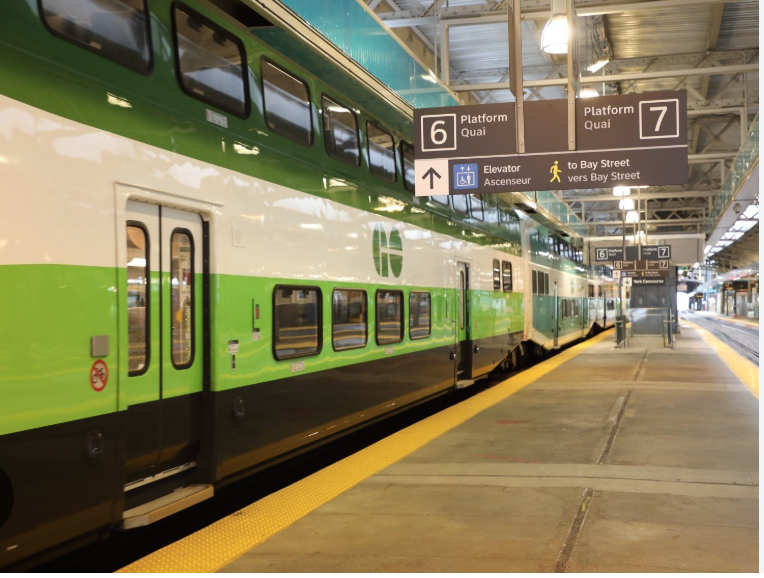 Mężczyzna aresztowany za napaść seksualną w pociągu GO; broń palna skonfiskowana w trakcie śledztwa