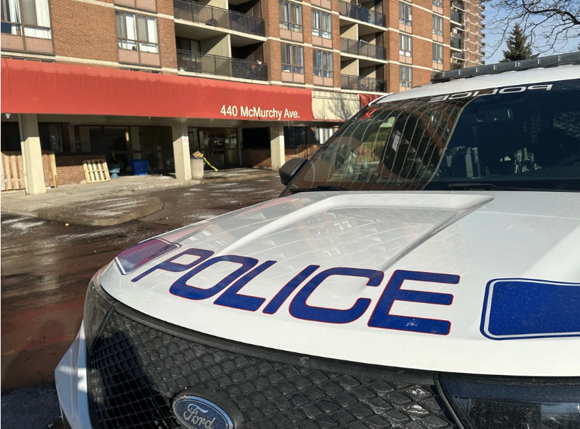 Dwa policyjne dochodzenia: napaść w Mississaudze i pożar w Kitchener