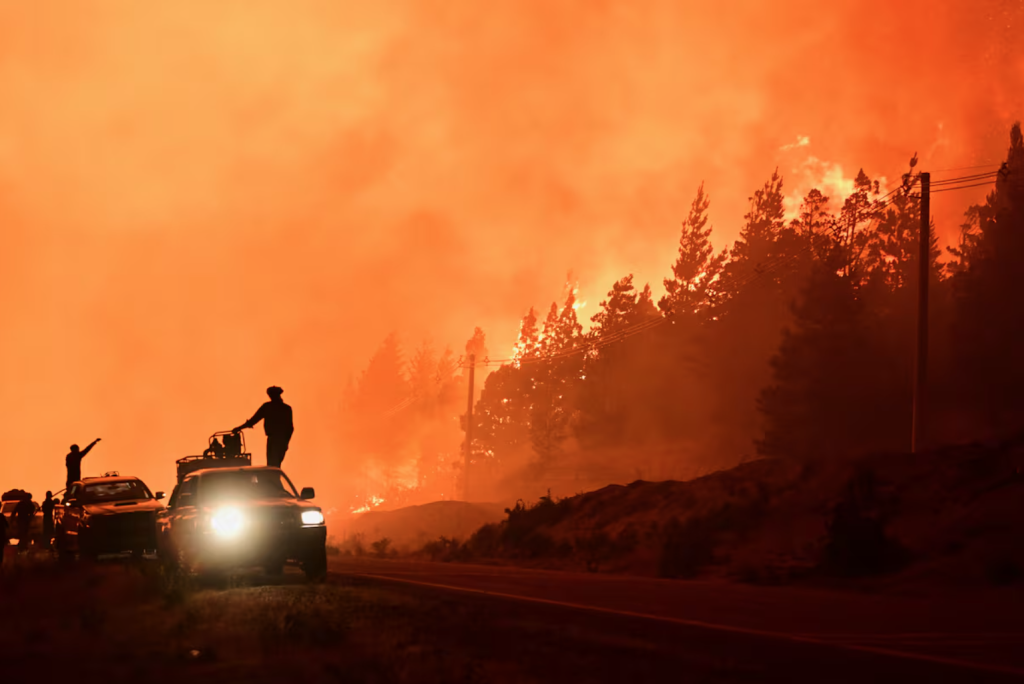 El Popular - El fuego se reactiva en la Patagonia argentina y encierra ...
